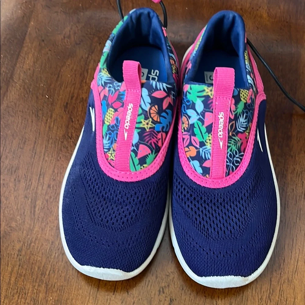 Speedo Size Small (13-1) Water Shoes